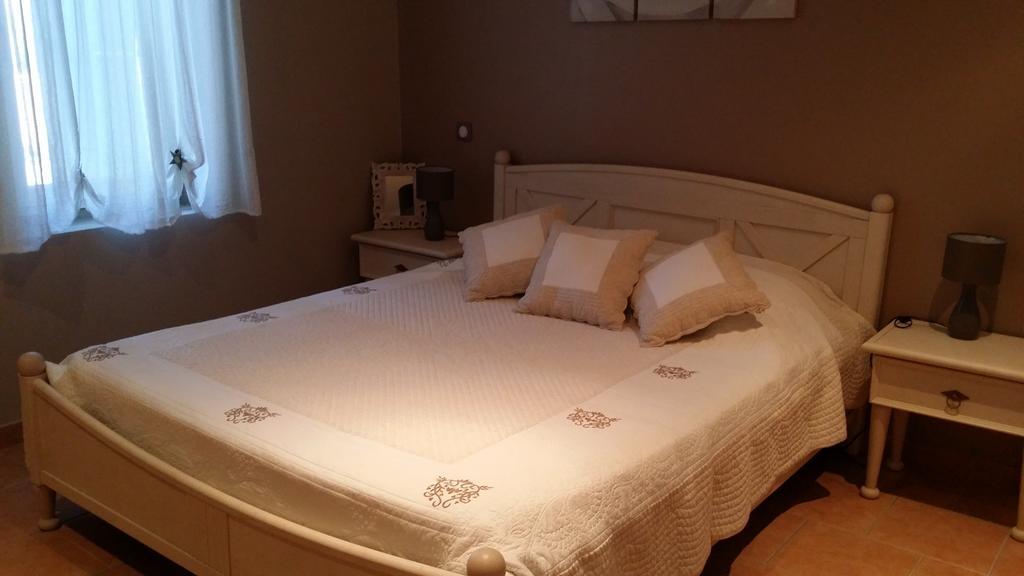 Les Portes Du Soleil Bed and Breakfast Capestang Δωμάτιο φωτογραφία