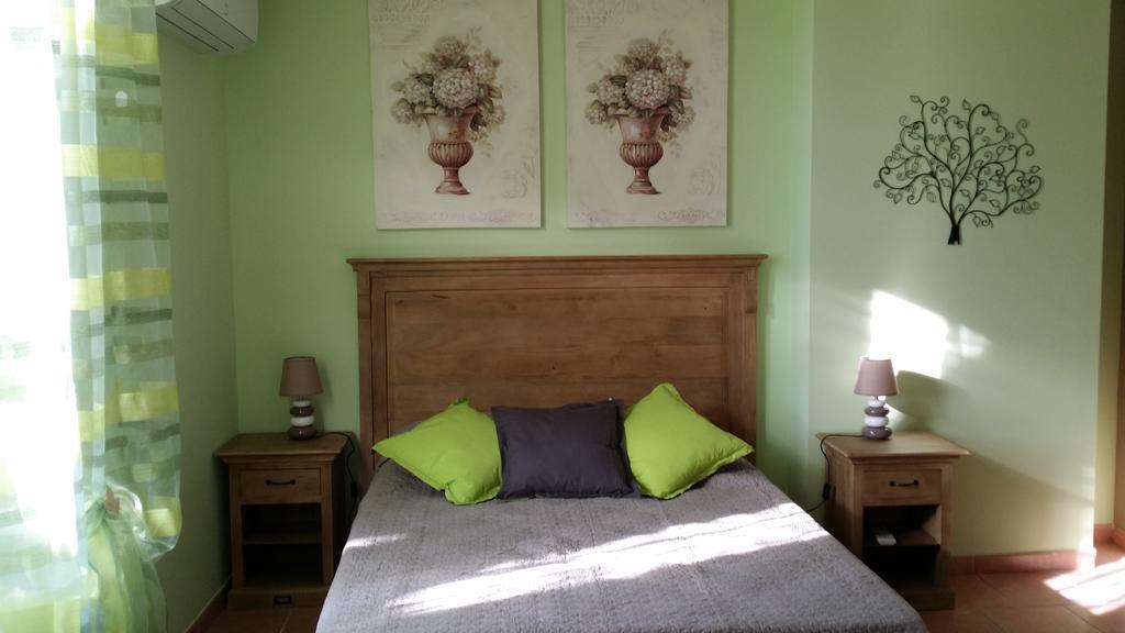 Les Portes Du Soleil Bed and Breakfast Capestang Δωμάτιο φωτογραφία